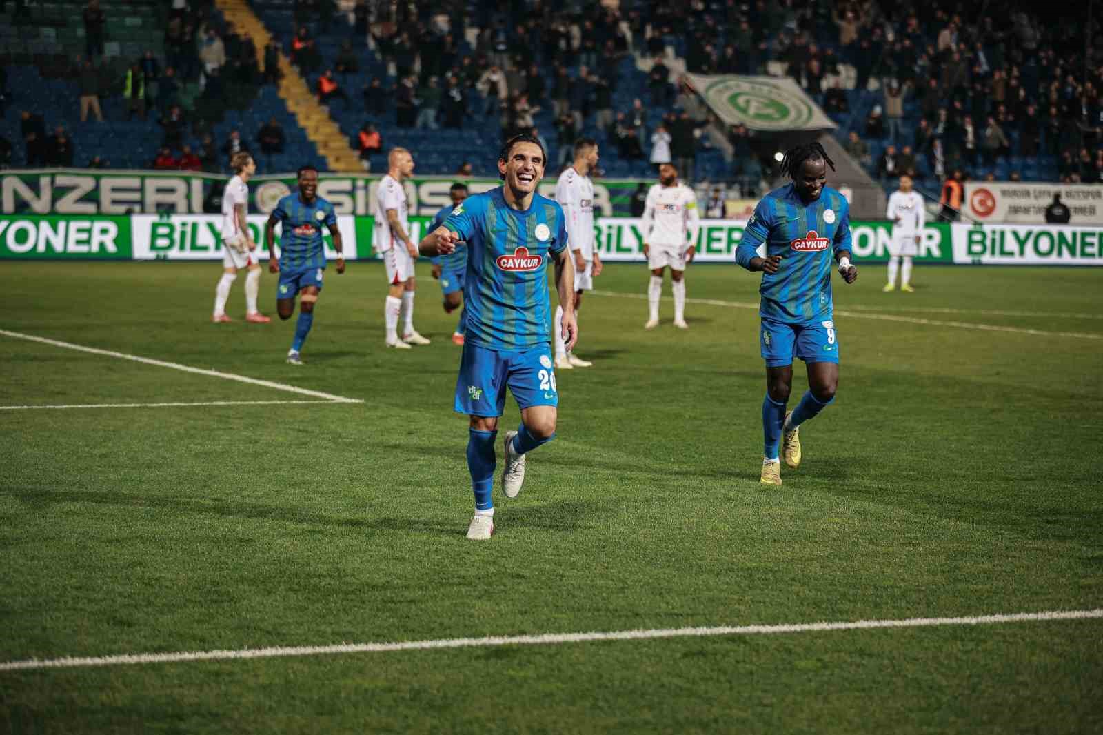 Trendyol Süper Lig: Çaykur Rizespor: 3 - Samsunspor: 0 (İlk yarı)
