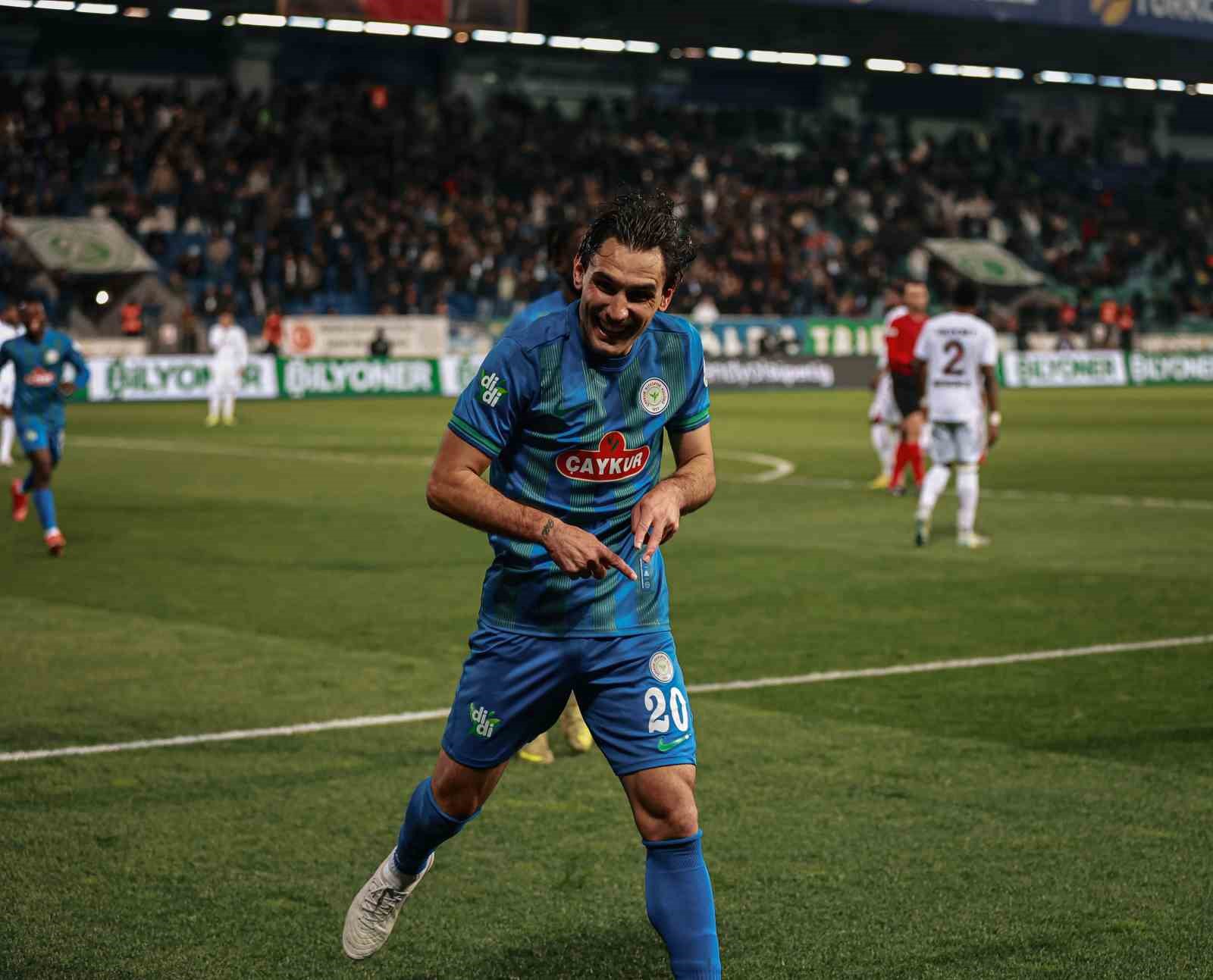 Trendyol Süper Lig: Çaykur Rizespor: 3 - Samsunspor: 0 (İlk yarı)
