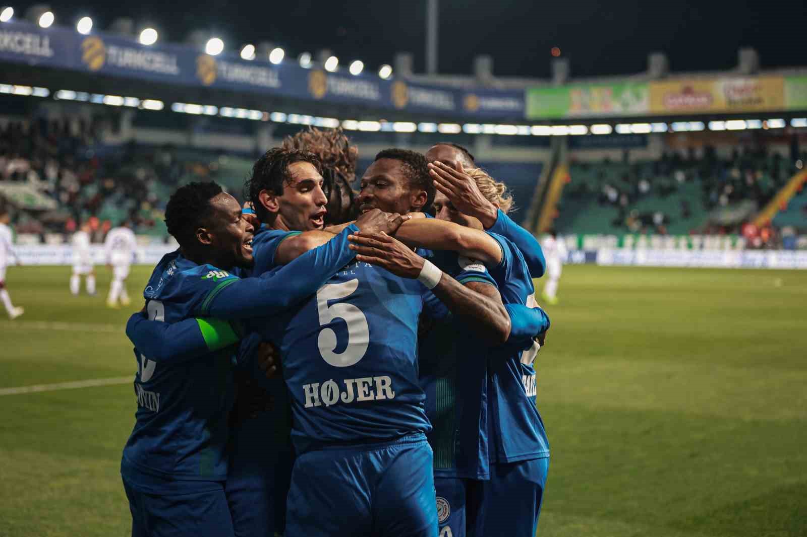 Trendyol Süper Lig: Çaykur Rizespor: 3 - Samsunspor: 0 (İlk yarı)
