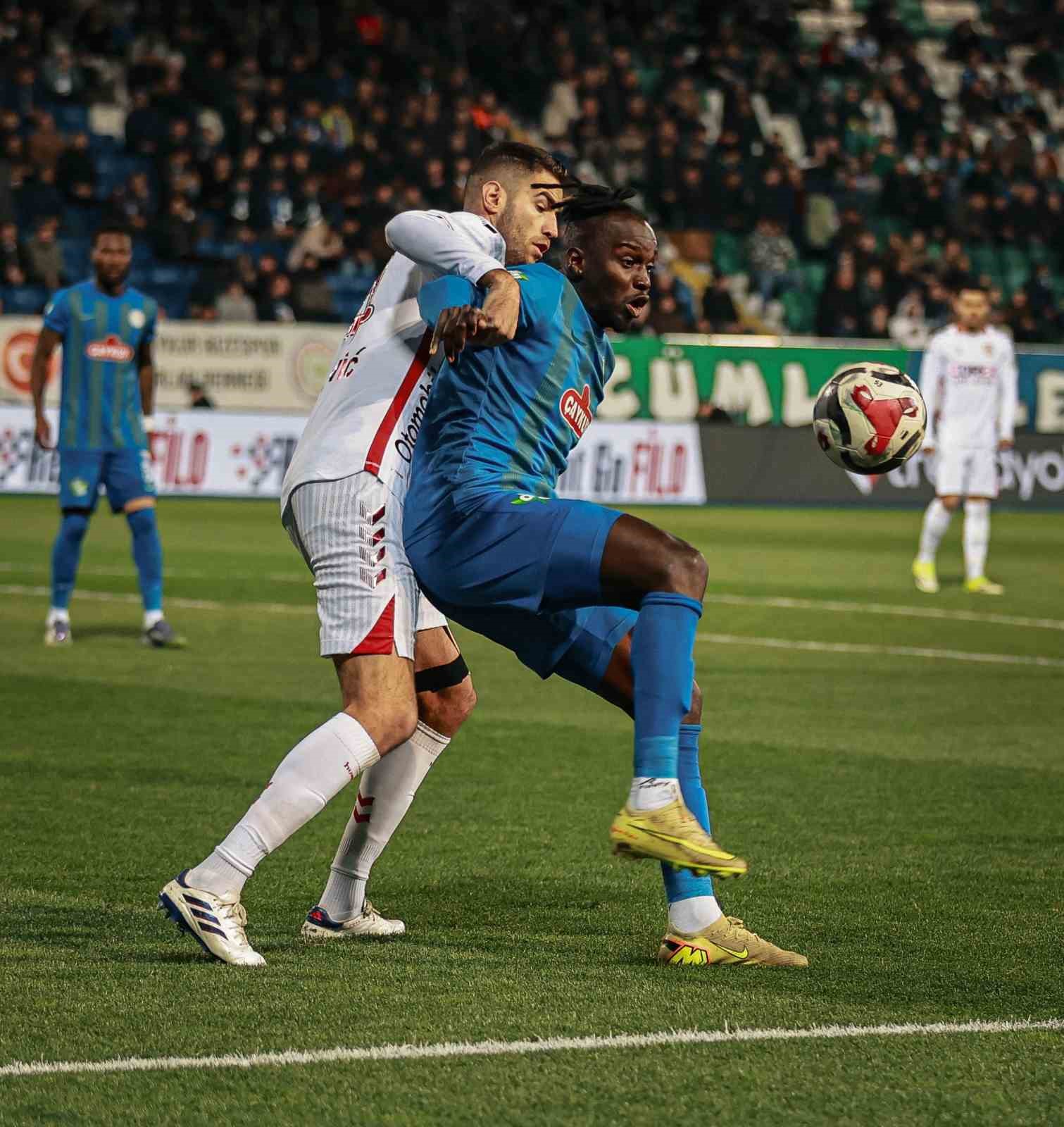 Trendyol Süper Lig: Çaykur Rizespor: 3 - Samsunspor: 0 (İlk yarı)
