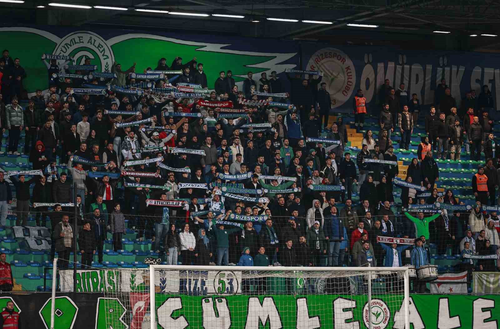 Trendyol Süper Lig: Çaykur Rizespor: 3 - Samsunspor: 0 (İlk yarı)
