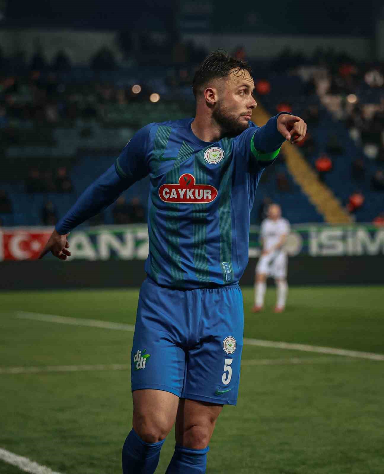 Trendyol Süper Lig: Çaykur Rizespor: 3 - Samsunspor: 0 (İlk yarı)
