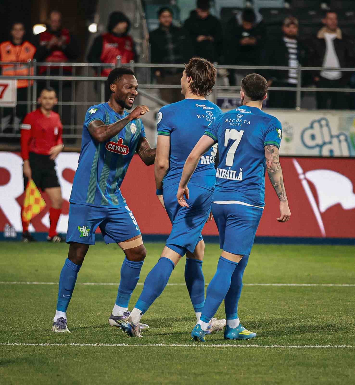 Trendyol Süper Lig: Çaykur Rizespor: 3 - Samsunspor: 0 (İlk yarı)
