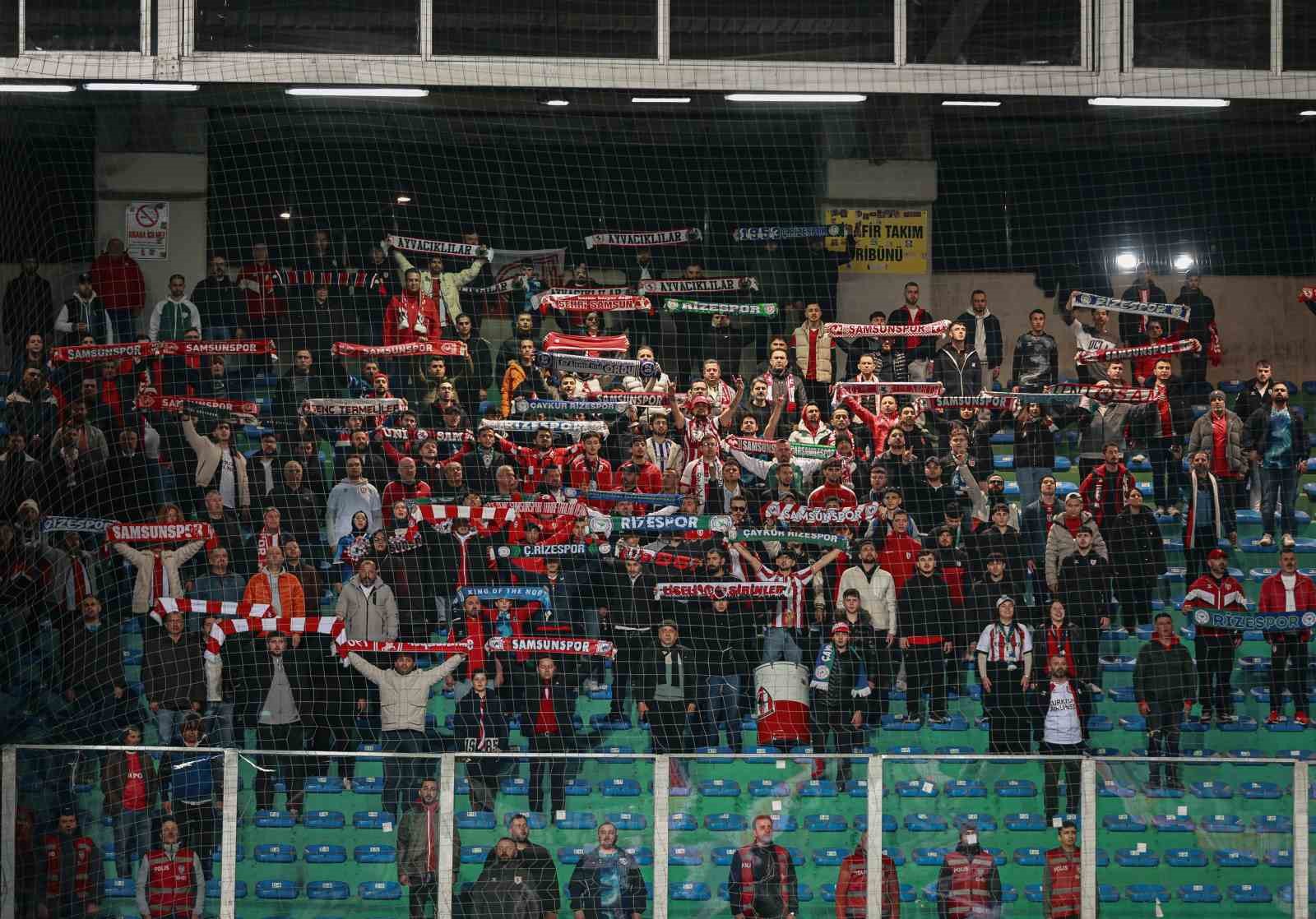 Trendyol Süper Lig: Çaykur Rizespor: 3 - Samsunspor: 0 (İlk yarı)
