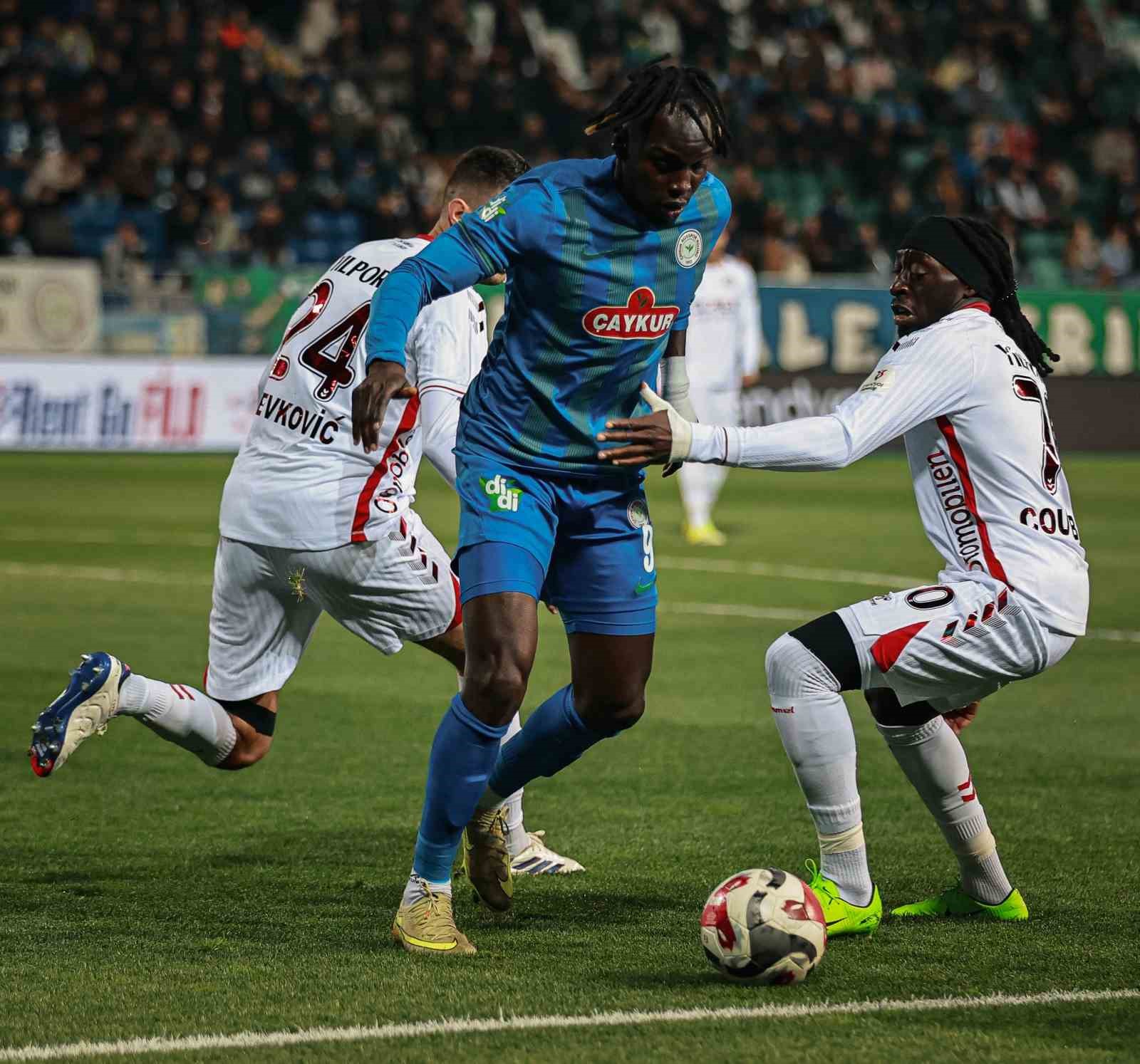 Trendyol Süper Lig: Çaykur Rizespor: 3 - Samsunspor: 0 (İlk yarı)
