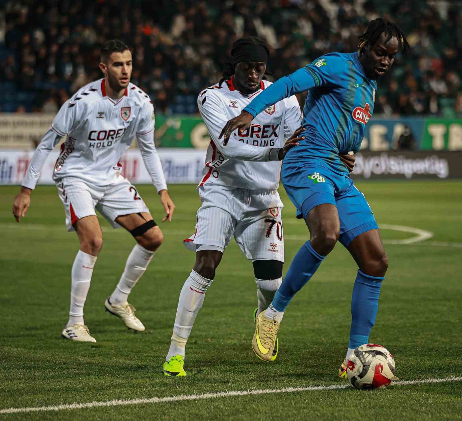 Trendyol Süper Lig: Çaykur Rizespor: 3 - Samsunspor: 0 (İlk yarı)
