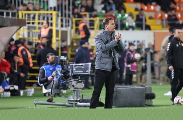 Trendyol Süper Lig: Corendon Alanyaspor: 0 - Gençlerbirliği: 0 (İlk yarı)
