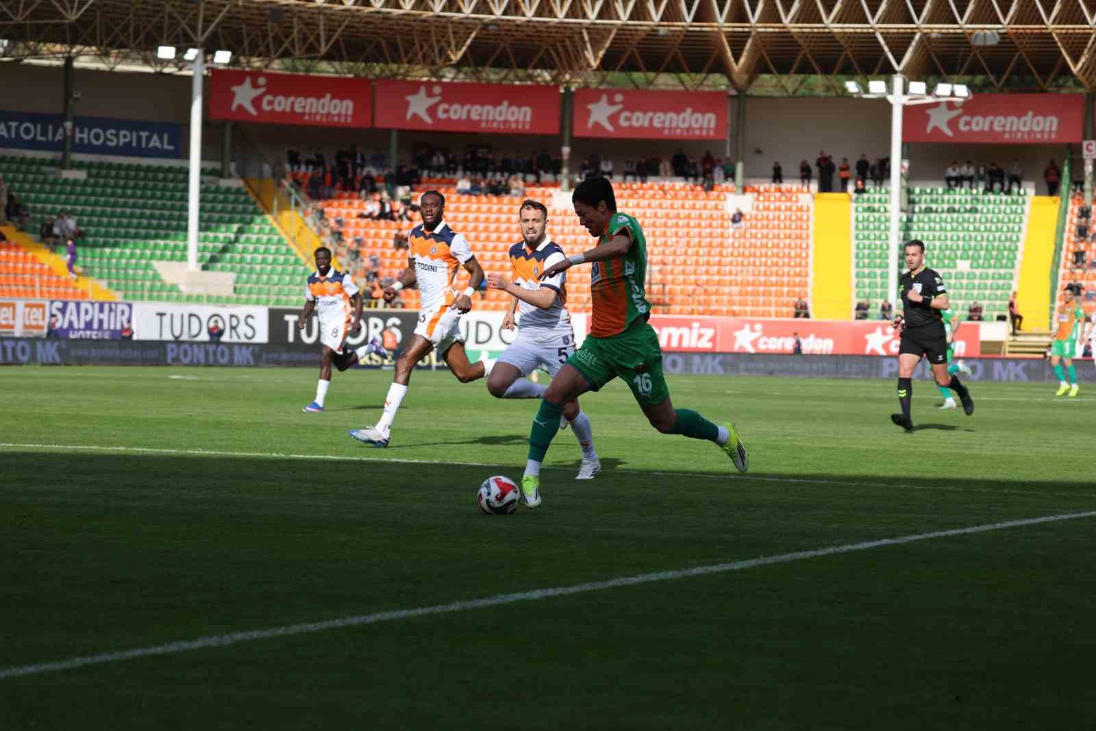 Trendyol Süper Lig: Corendon Alanyaspor: 0 - RAMS Başakşehir: 2 (İlk yarı)
