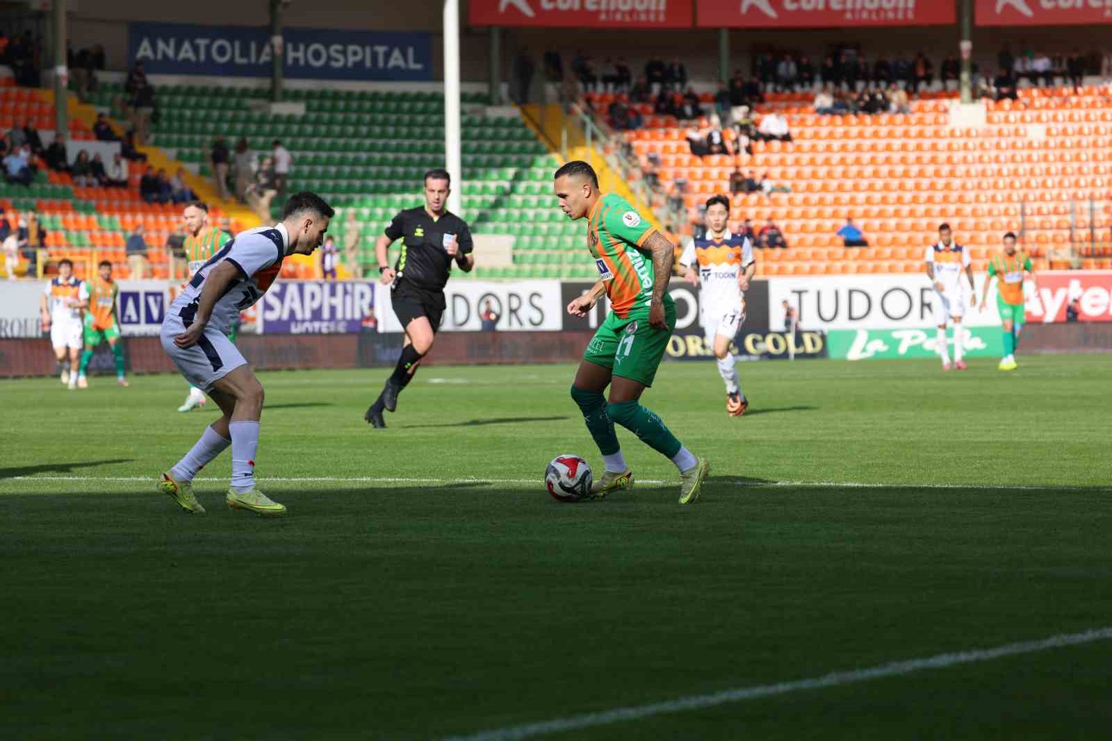 Trendyol Süper Lig: Corendon Alanyaspor: 0 - RAMS Başakşehir: 2 (İlk yarı)
