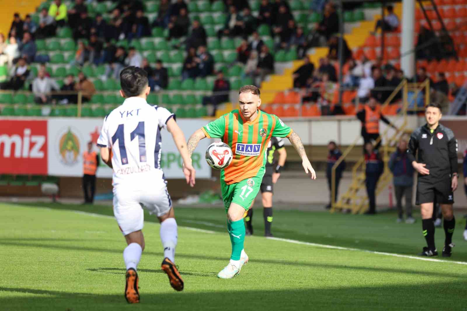 Trendyol Süper Lig: Corendon Alanyaspor: 0 - RAMS Başakşehir: 2 (İlk yarı)
