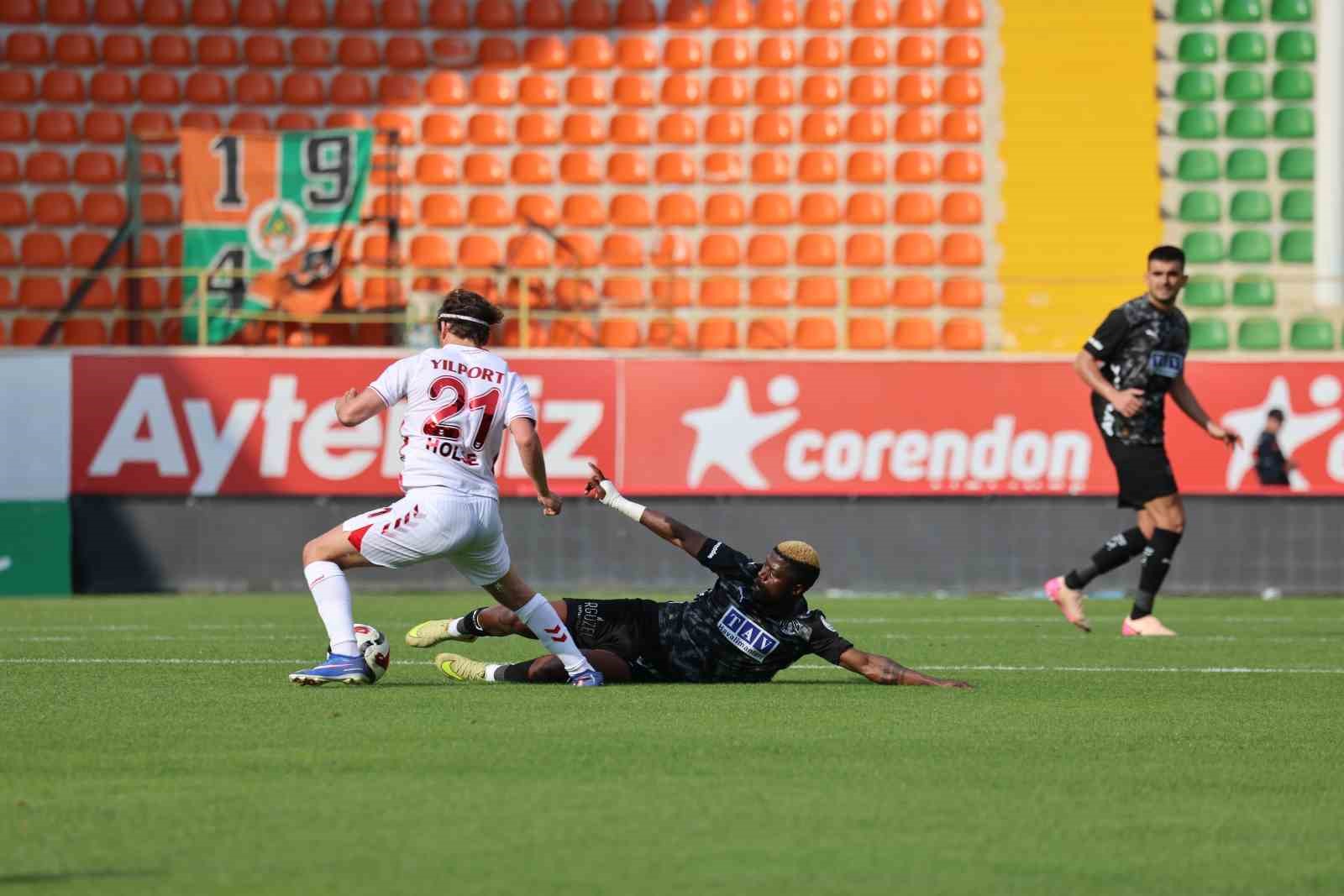 Trendyol Süper Lig: Corendon Alanyaspor: 0 - Samsunspor: 2 (İlk yarı)
