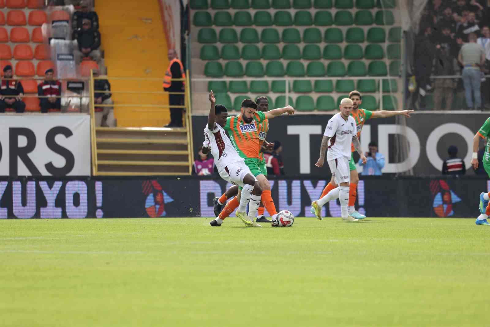 Trendyol Süper Lig: Corendon Alanyaspor: 0 Trabzonspor: 0  (İlk yarı)
