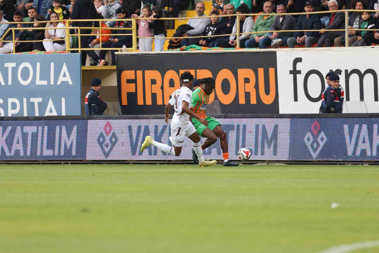 Trendyol Süper Lig: Corendon Alanyaspor: 0 Trabzonspor: 0  (İlk yarı)
