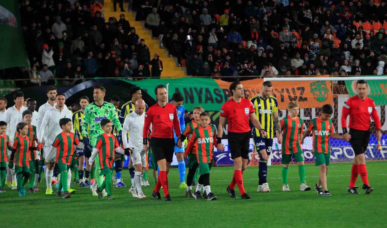 Trendyol Süper Lig: Corendon Alanyaspor: 2 - Fenerbahçe: 1 (Maç devam ediyor)
