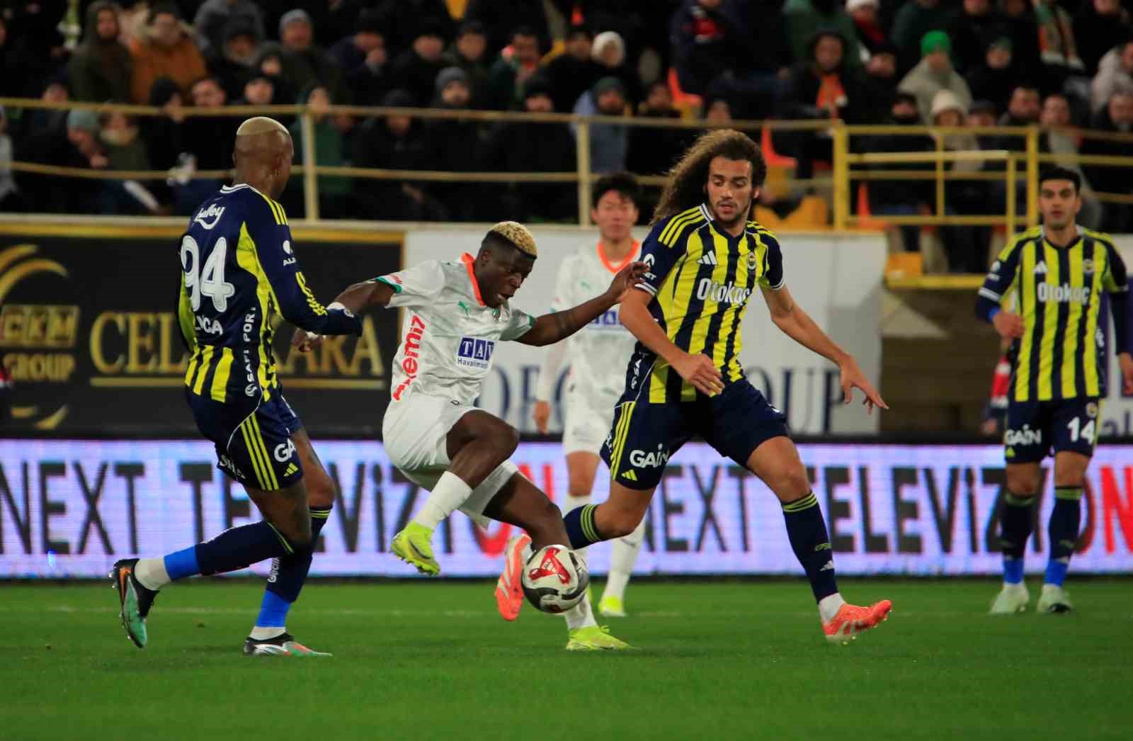 Trendyol Süper Lig: Corendon Alanyaspor: 2 - Fenerbahçe: 3 (Maç sonucu)
