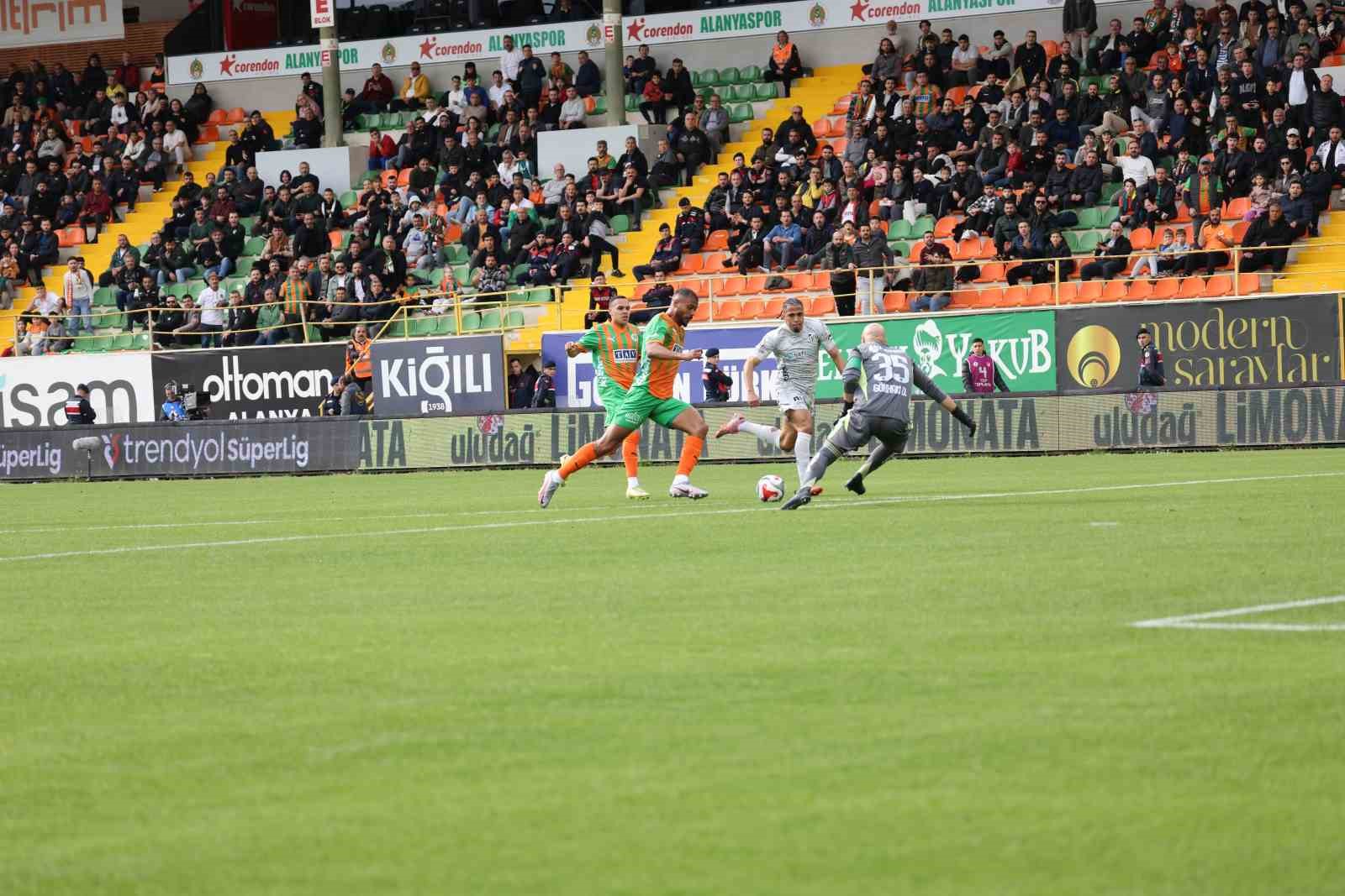 Trendyol Süper Lig: Corendon Alanyaspor: 2 - Kocaelispor: 0 (İlk yarı)
