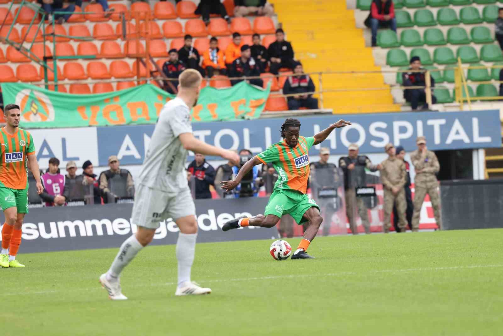 Trendyol Süper Lig: Corendon Alanyaspor: 2 - Kocaelispor: 0 (İlk yarı)
