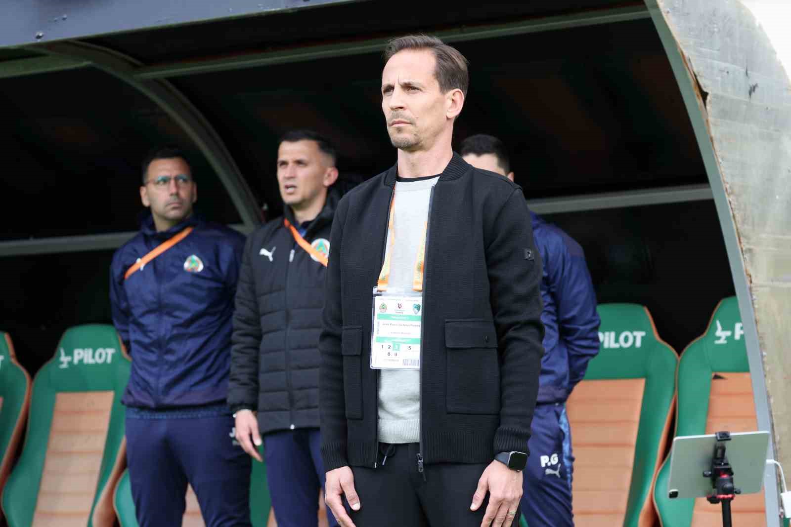 Trendyol Süper Lig: Corendon Alanyaspor: 2 - Kocaelispor: 0 (İlk yarı)
