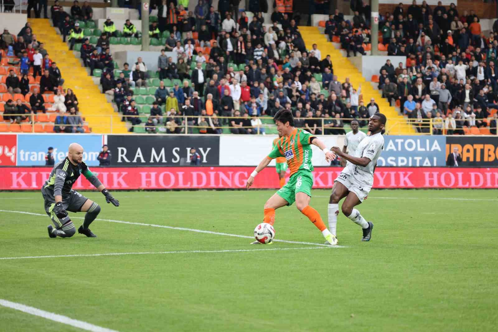 Trendyol Süper Lig: Corendon Alanyaspor: 5 - Kocaelispor: 0 (Maç sonucu)
