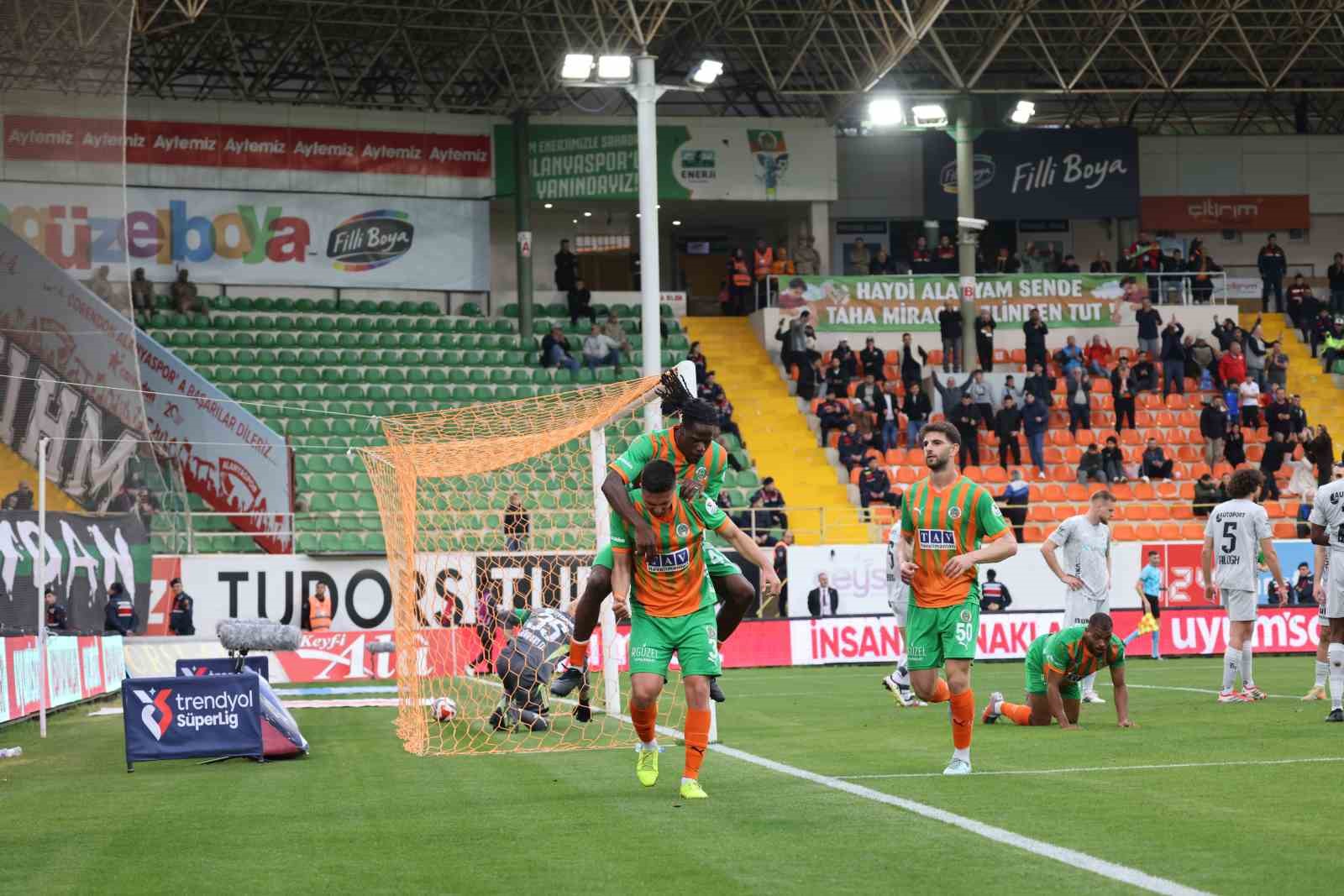 Trendyol Süper Lig: Corendon Alanyaspor: 5 - Kocaelispor: 0 (Maç sonucu)
