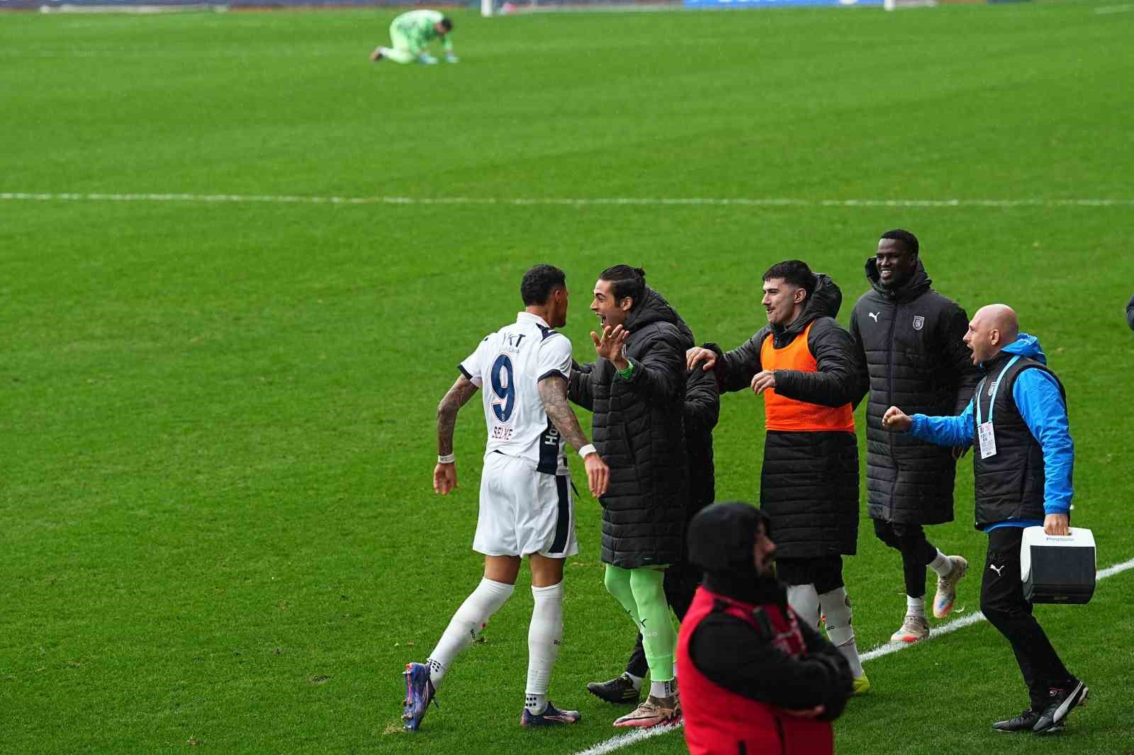 Trendyol Süper Lig: Eyüpspor: 0 - Başakşehir: 1 (Maç devam ediyor)
