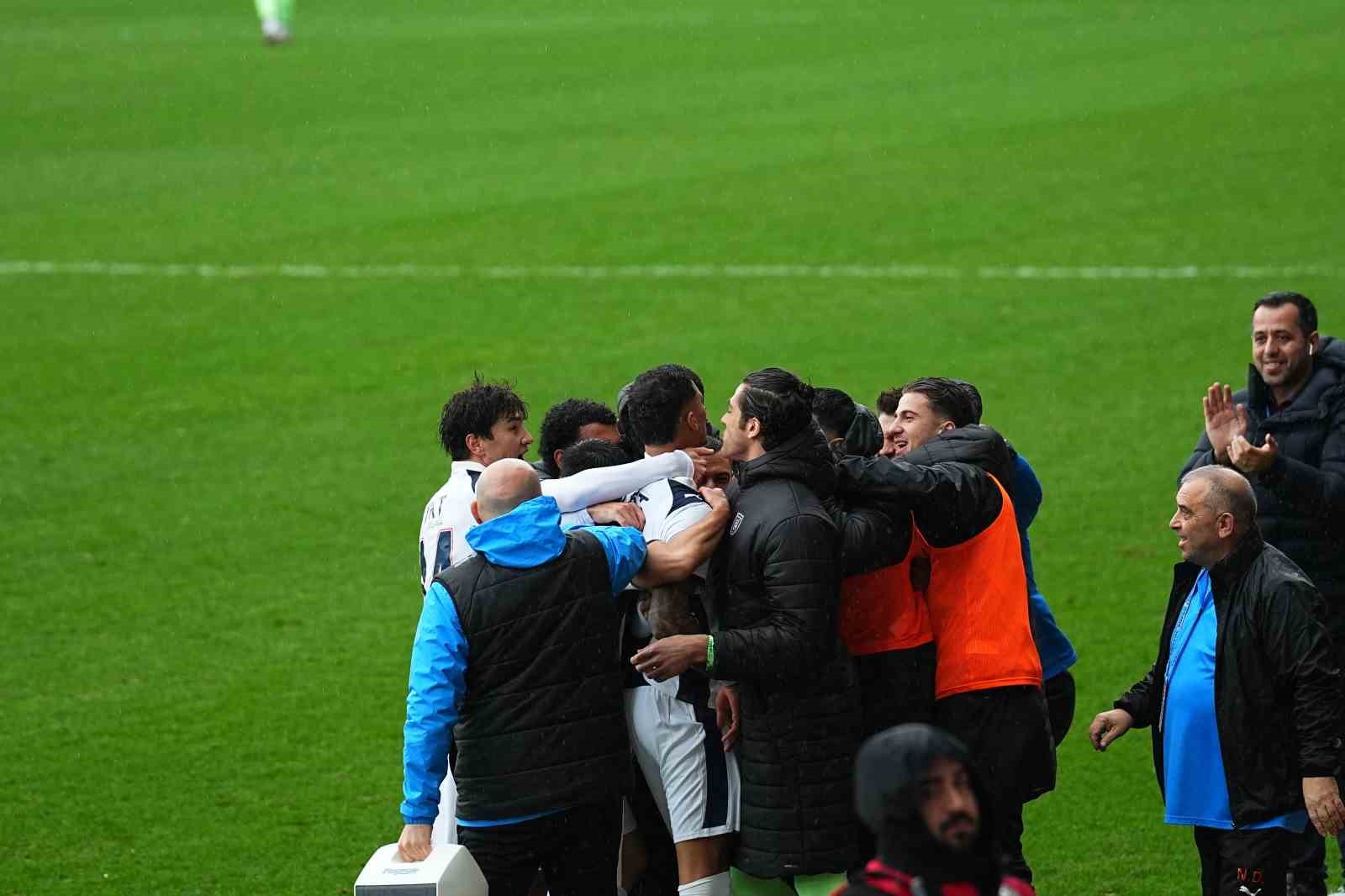 Trendyol Süper Lig: Eyüpspor: 0 - Başakşehir: 1 (Maç devam ediyor)
