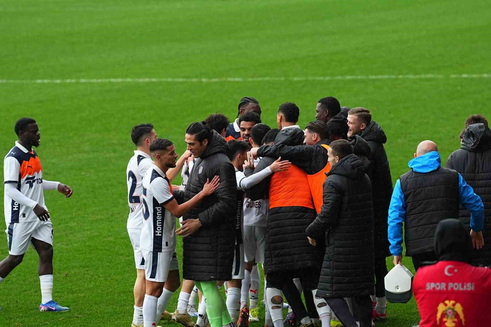 Trendyol Süper Lig: Eyüpspor: 0 - Başakşehir: 1 (Maç devam ediyor)

