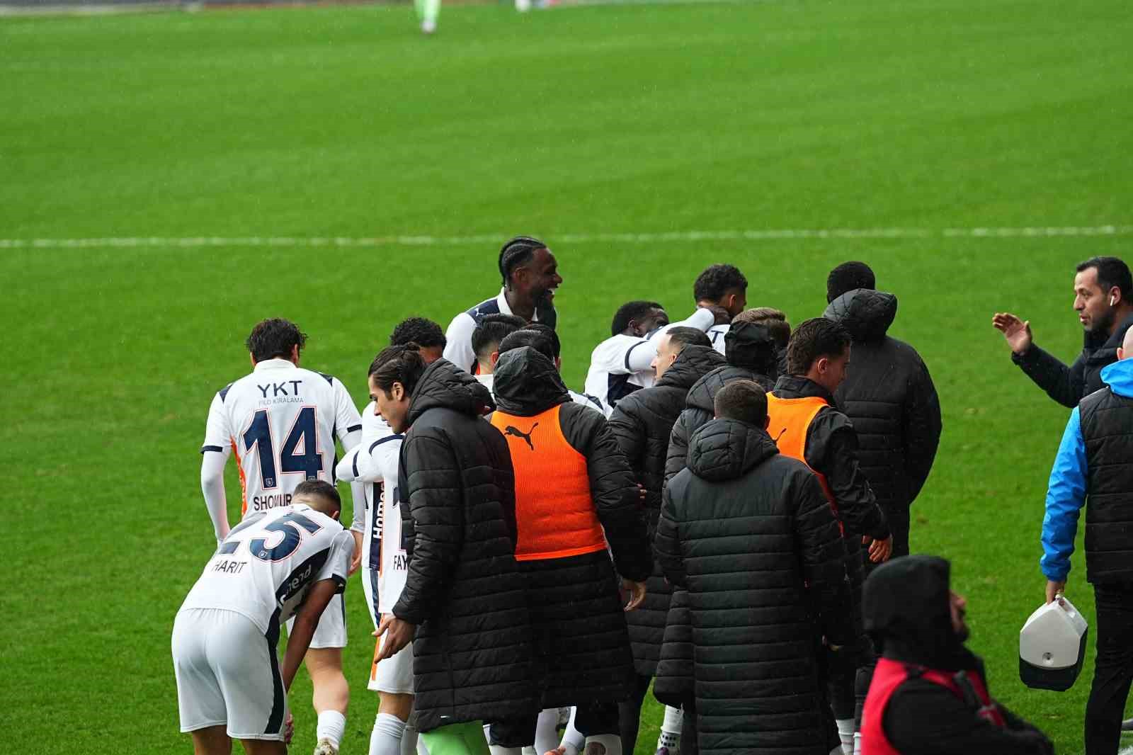 Trendyol Süper Lig: Eyüpspor: 0 - Başakşehir: 1 (Maç devam ediyor)
