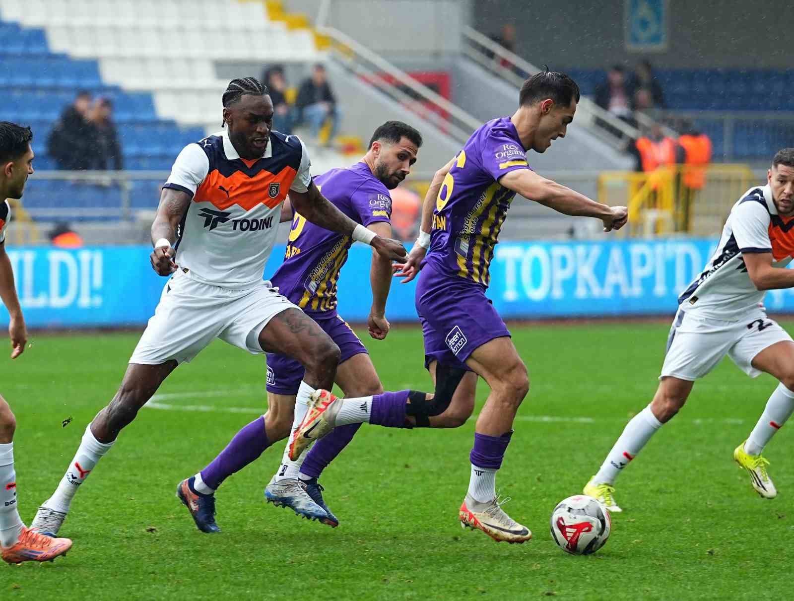 Trendyol Süper Lig: Eyüpspor: 0 - Başakşehir: 1 (Maç devam ediyor)
