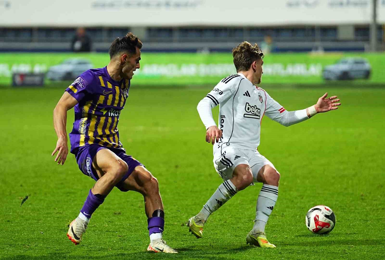 Trendyol Süper Lig: Eyüpspor: 0 - Beşiktaş: 1 (İlk yarı)
