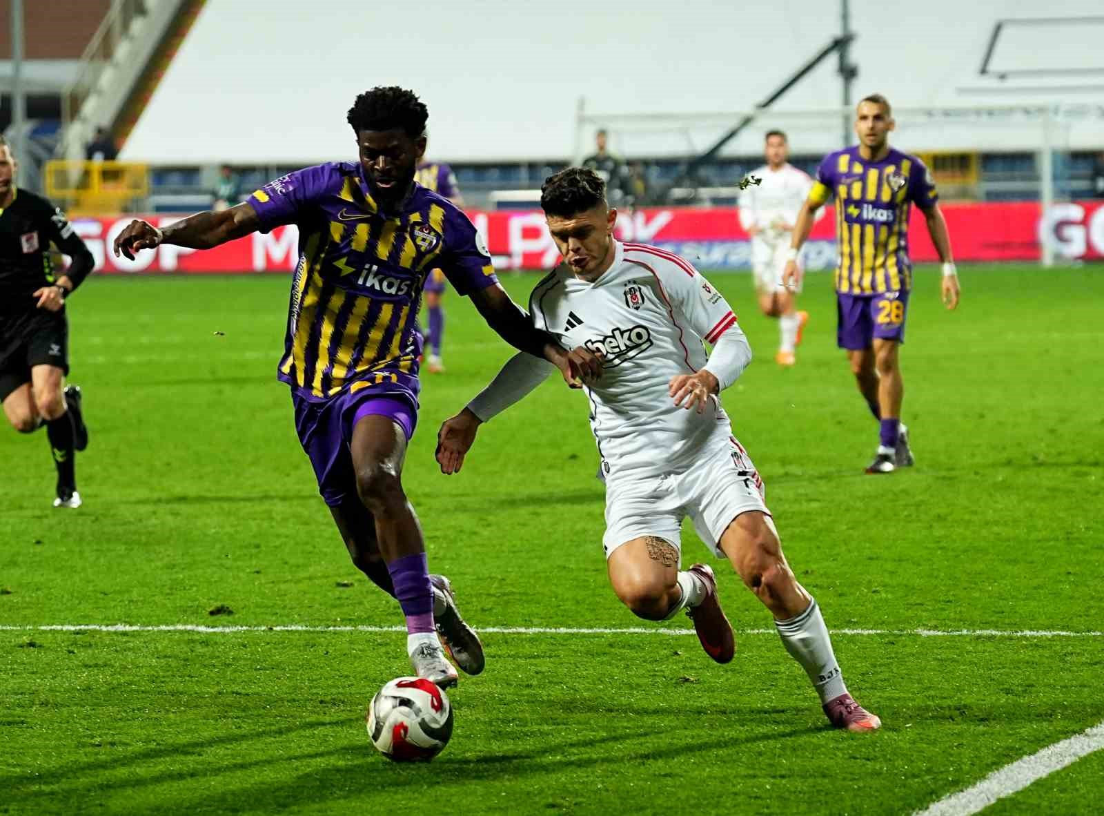 Trendyol Süper Lig: Eyüpspor: 0 - Beşiktaş: 1 (İlk yarı)
