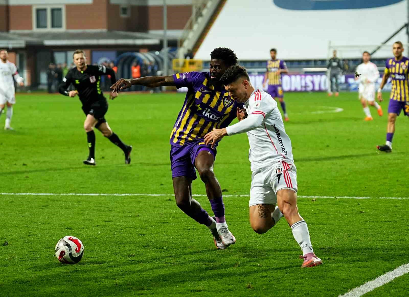 Trendyol Süper Lig: Eyüpspor: 0 - Beşiktaş: 1 (İlk yarı)
