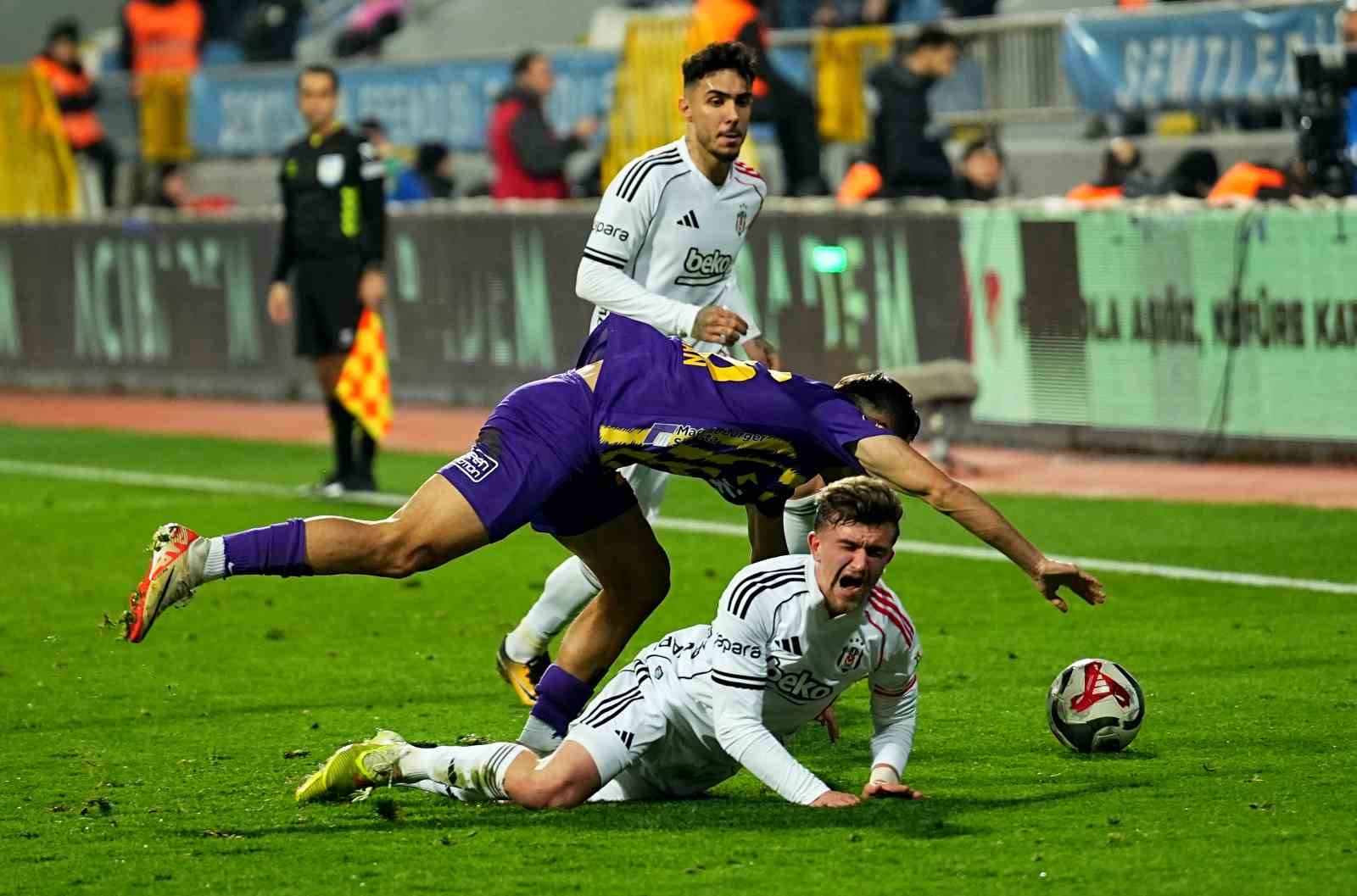 Trendyol Süper Lig: Eyüpspor: 0 - Beşiktaş: 1 (İlk yarı)
