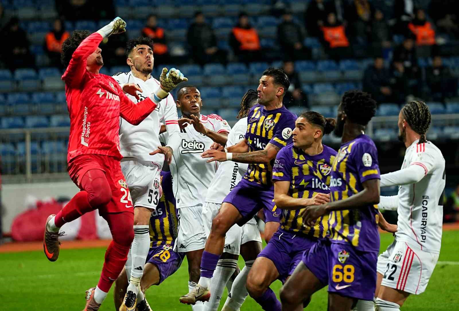 Trendyol Süper Lig: Eyüpspor: 0 - Beşiktaş: 1 (İlk yarı)
