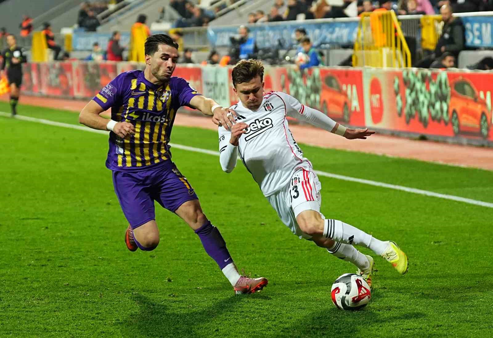 Trendyol Süper Lig: Eyüpspor: 0 - Beşiktaş: 1 (İlk yarı)
