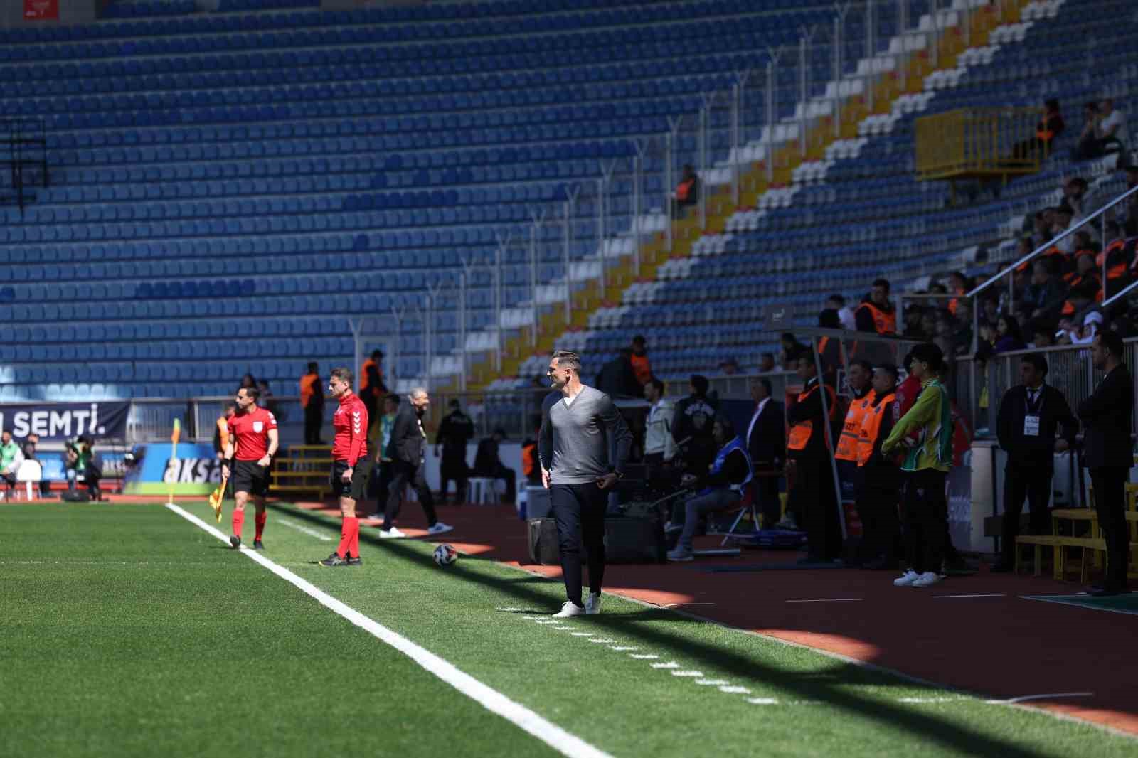 Trendyol Süper Lig: Eyüpspor: 0 - Gaziantep FK: 0 (İlk yarı)
