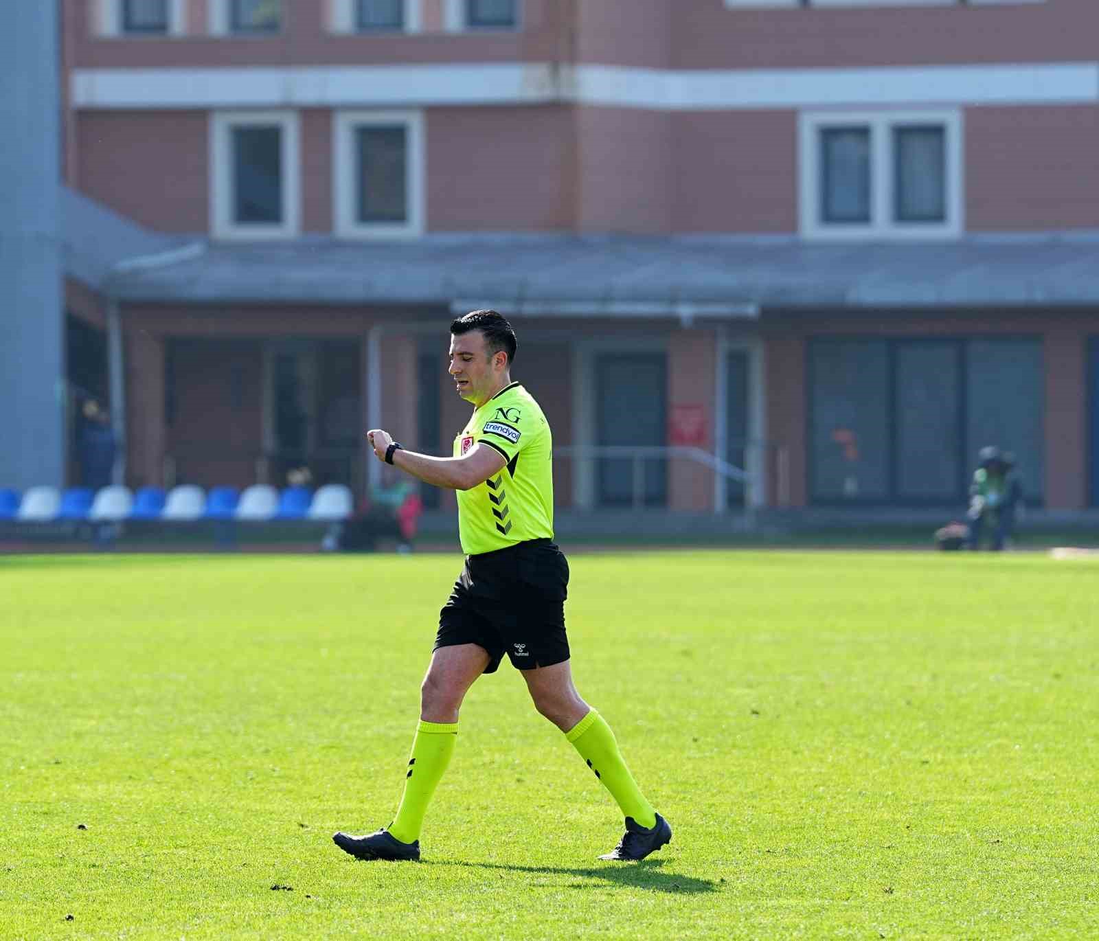 Trendyol Süper Lig: Eyüpspor: 0 - Gençlerbirliği: 0 (İlk yarı)

