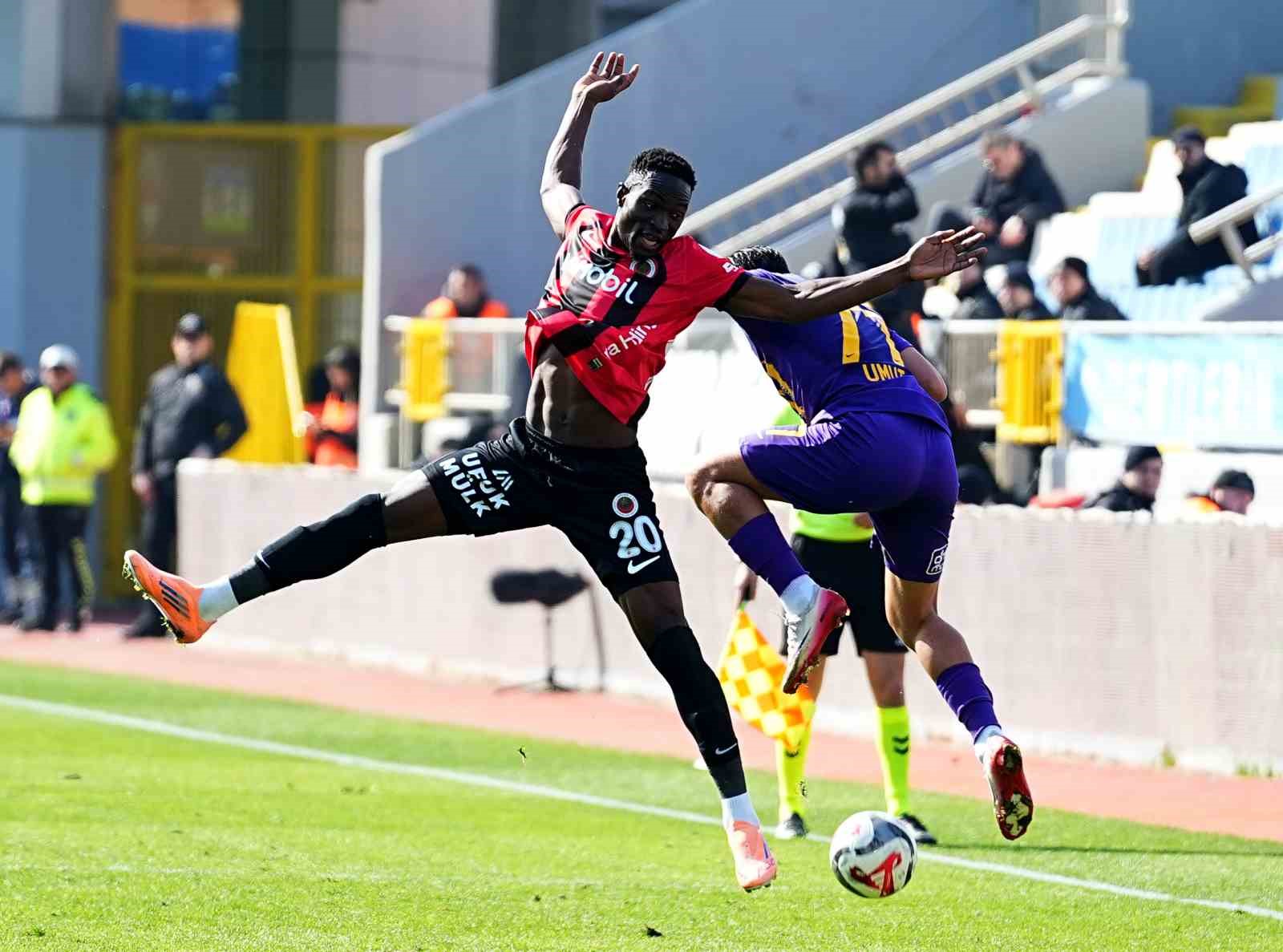 Trendyol Süper Lig: Eyüpspor: 0 - Gençlerbirliği: 0 (İlk yarı)
