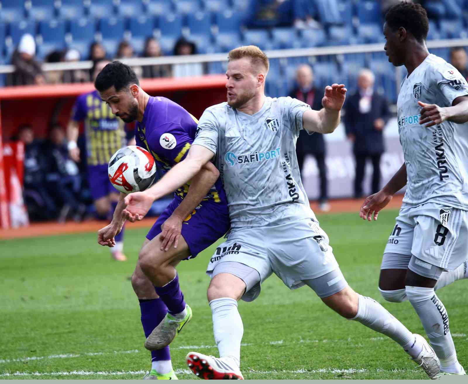 Trendyol Süper Lig: Eyüpspor: 0 - Kocaelispor: 1 (İlk yarı)
