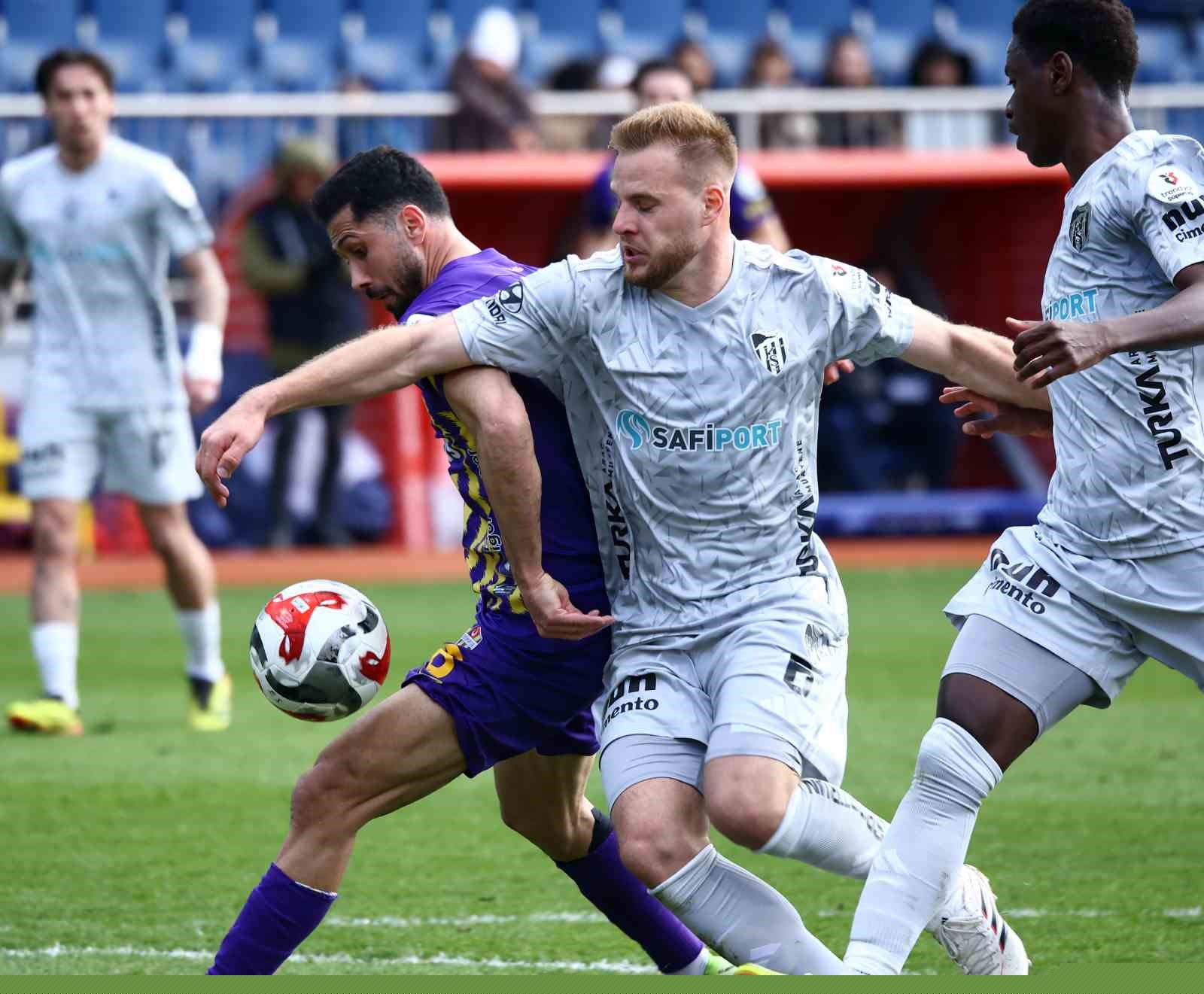 Trendyol Süper Lig: Eyüpspor: 0 - Kocaelispor: 1 (İlk yarı)
