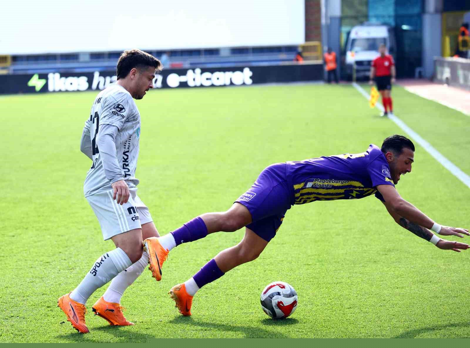 Trendyol Süper Lig: Eyüpspor: 0 - Kocaelispor: 1 (İlk yarı)
