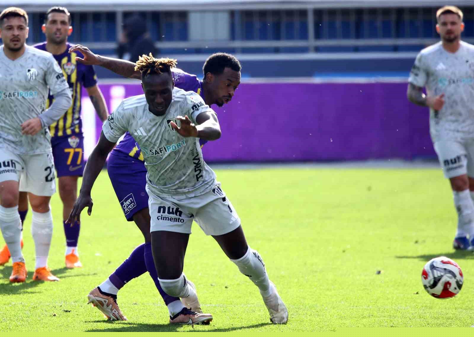 Trendyol Süper Lig: Eyüpspor: 0 - Kocaelispor: 1 (İlk yarı)
