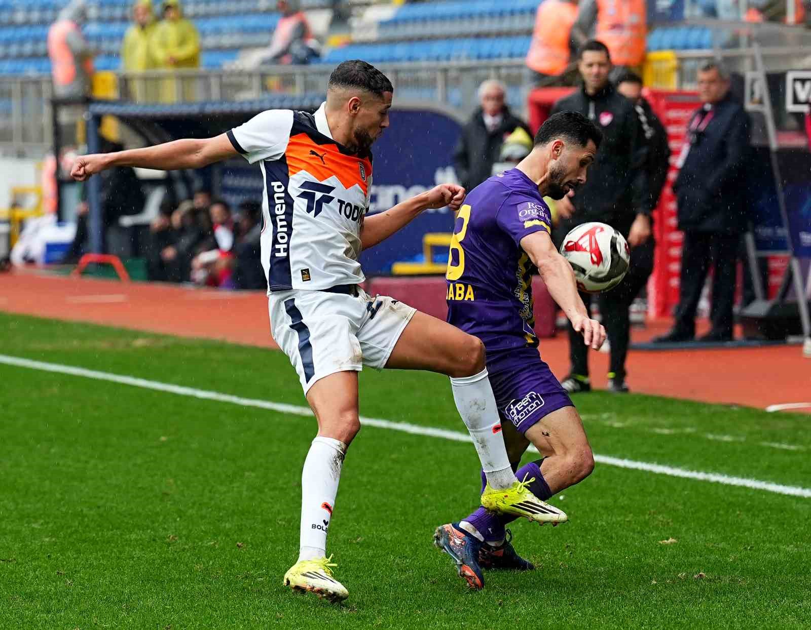 Trendyol Süper Lig: Eyüpspor: 0 - RAMS Başakşehir: 1 (İlk yarı)
