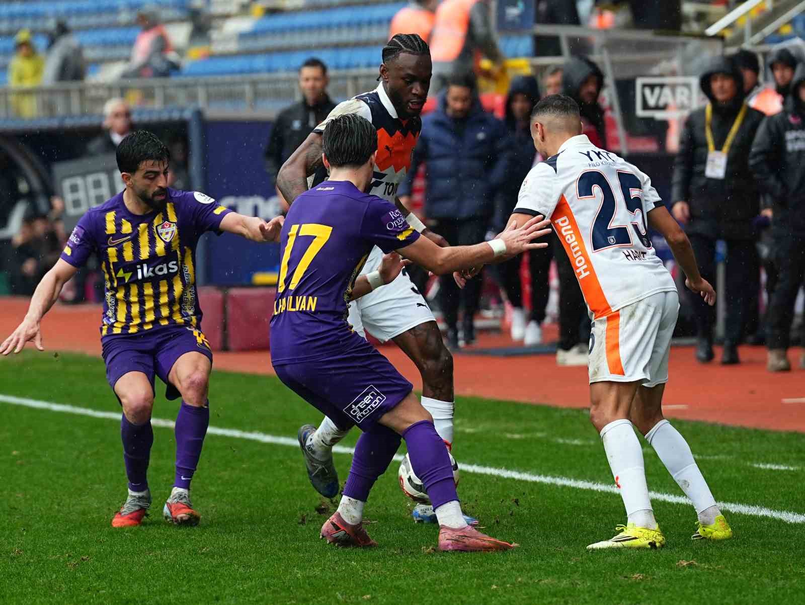 Trendyol Süper Lig: Eyüpspor: 0 - RAMS Başakşehir: 1 (İlk yarı)
