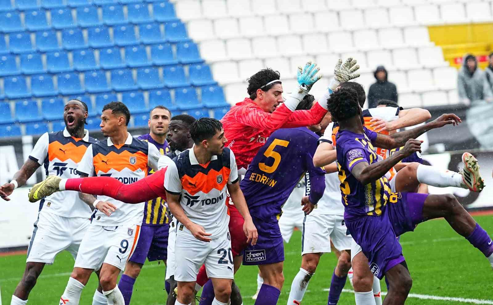 Trendyol Süper Lig: Eyüpspor: 0 - RAMS Başakşehir: 1 (İlk yarı)
