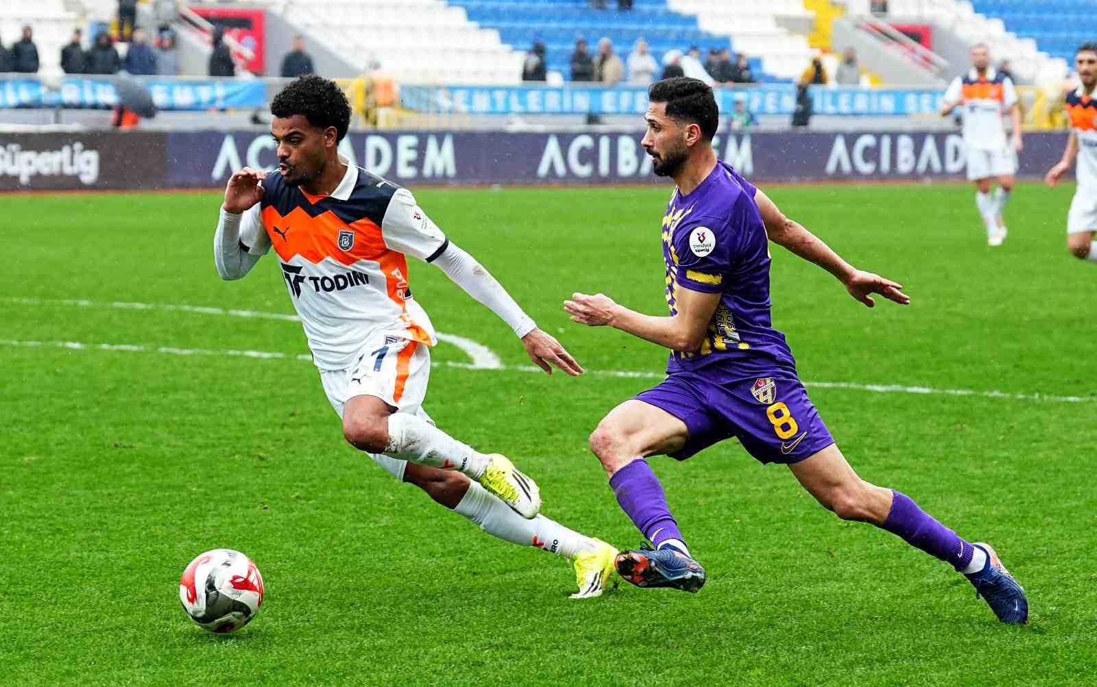 Trendyol Süper Lig: Eyüpspor: 0 - RAMS Başakşehir: 1 (İlk yarı)
