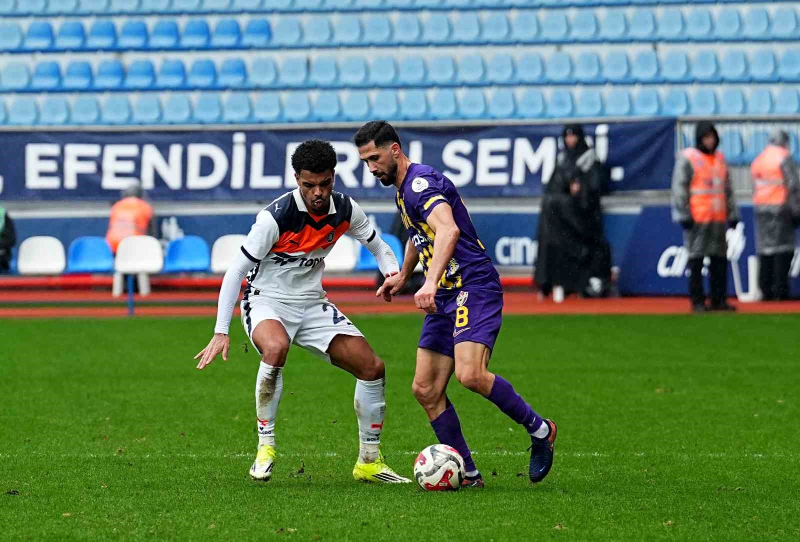 Trendyol Süper Lig: Eyüpspor: 0 - RAMS Başakşehir: 1 (İlk yarı)
