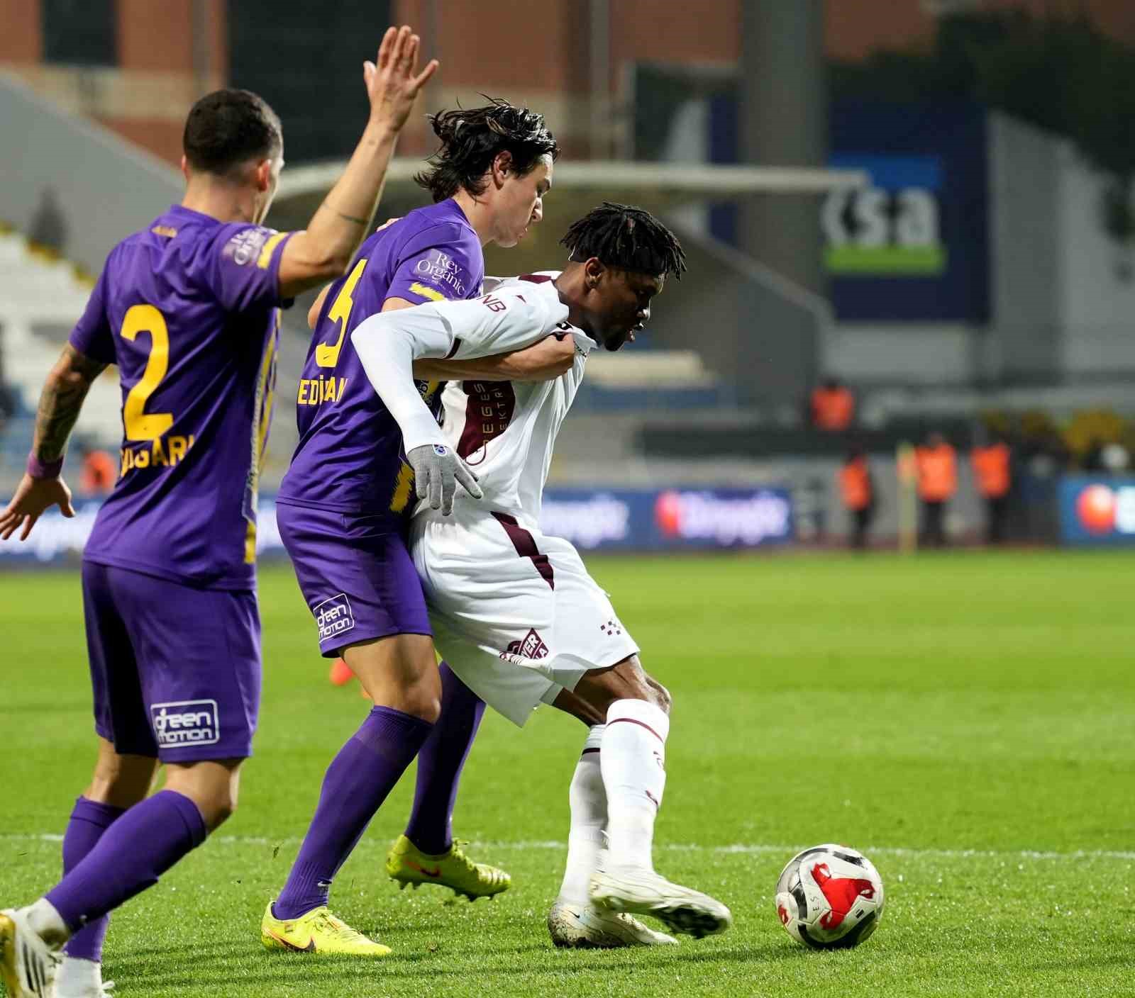 Trendyol Süper Lig: Eyüpspor: 0 - Trabzonspor: 0 (İlk yarı)
