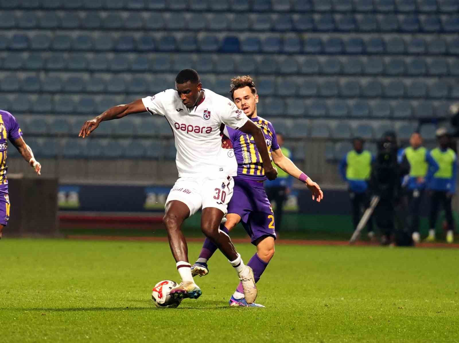 Trendyol Süper Lig: Eyüpspor: 0 - Trabzonspor: 0 (İlk yarı)
