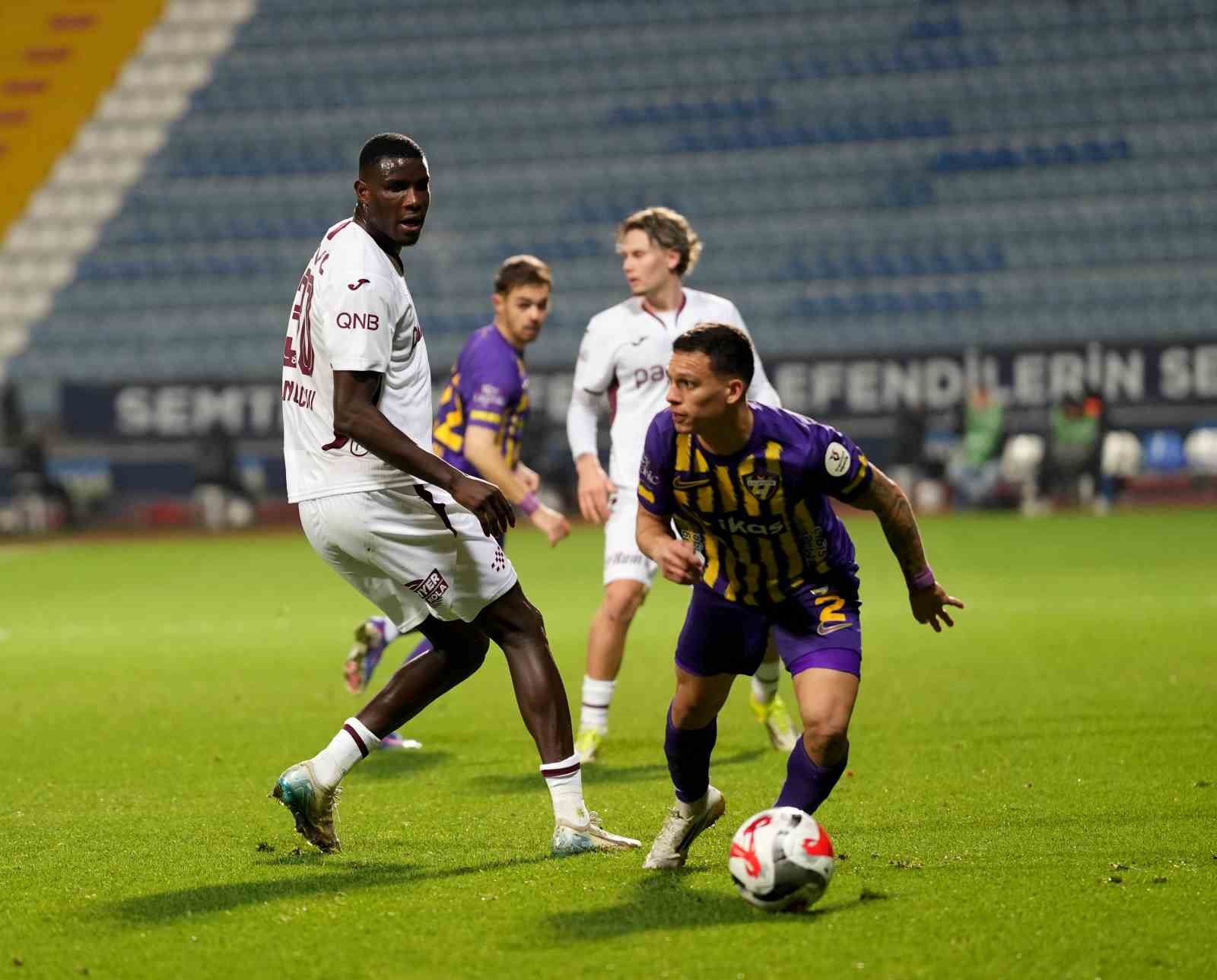 Trendyol Süper Lig: Eyüpspor: 0 - Trabzonspor: 0 (İlk yarı)
